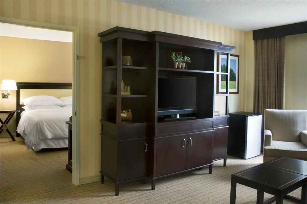 Sheraton Raleigh Hotel Room photo